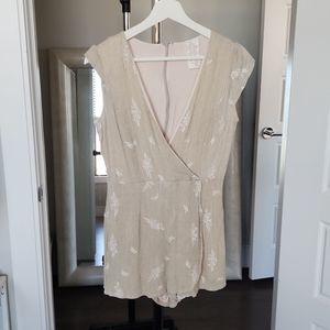 Sadie and Sage Romper Skort V-Neck Cap Sleeve Zip Back size M